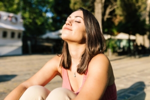 Femme-souriant-à-la-lumière