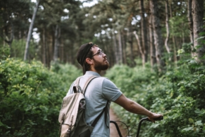 homme-sur-son-vélo-dans-la-nature